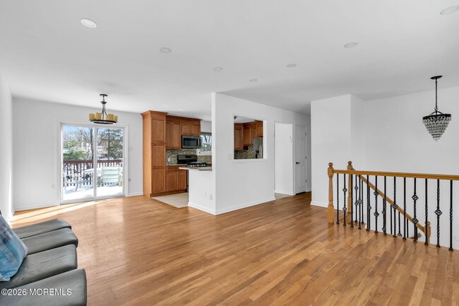 Building Photo - 117 Manhattan St