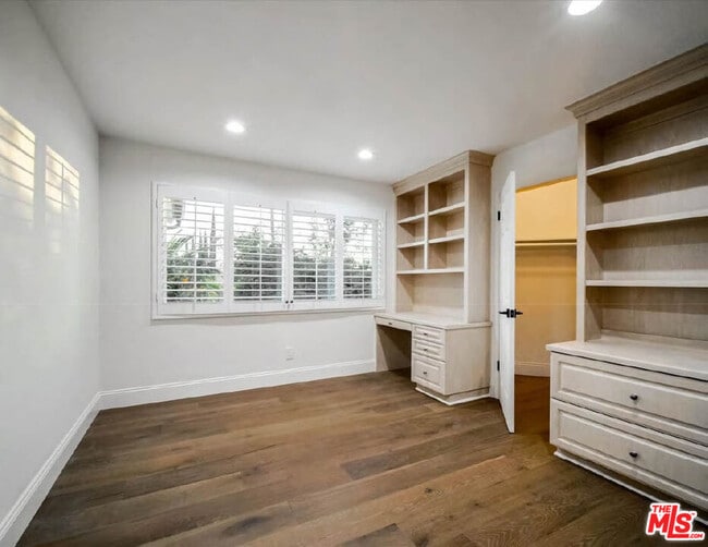 Building Photo - 4732 Del Moreno Dr