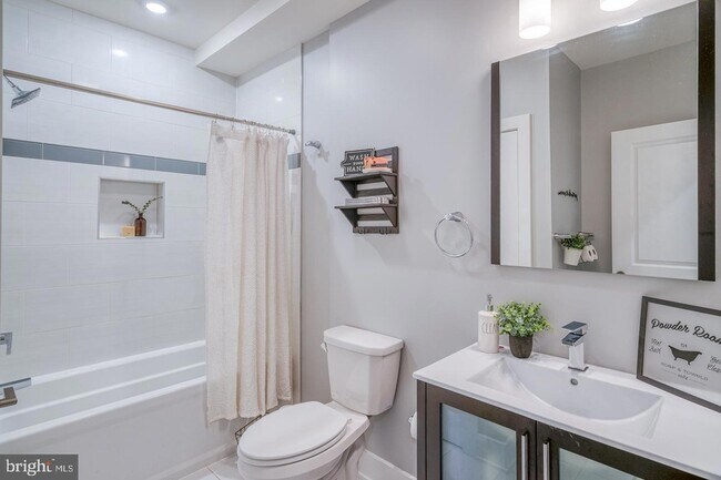 Building Photo - 1431 N 5th St