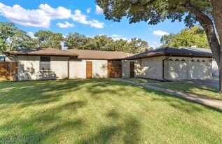Building Photo - 1521 Oak Creek Dr