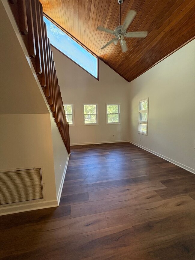 Building Photo - One-of-a-kind Home on 2.2 Acres – $1,700/m...