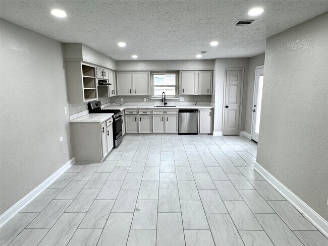 Building Photo - 6321 Apache Dr