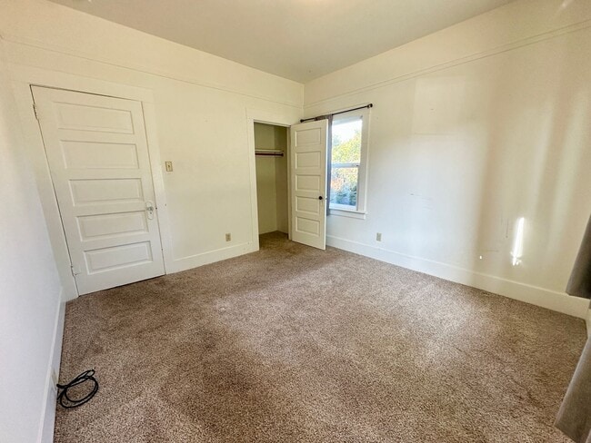 Building Photo - Craftsman Bungalow with Fantastic Fenced Yard