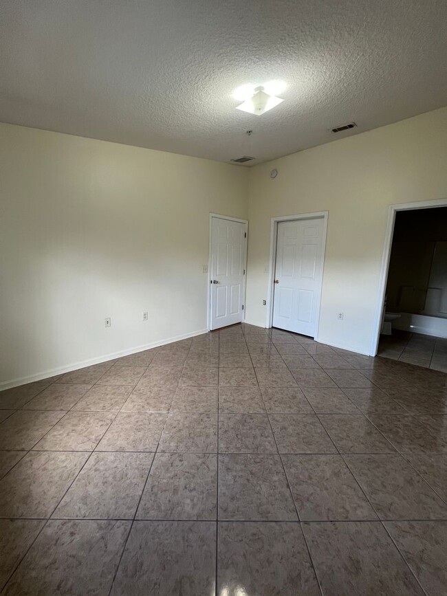 Building Photo - All tiled 3/2 2nd floor condo for rent in ...