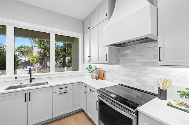 Building Photo - 222 N Hesperides St