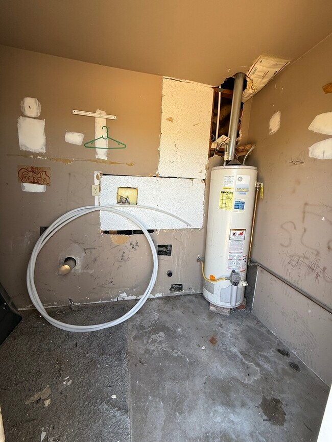 Building Photo - House For Rent