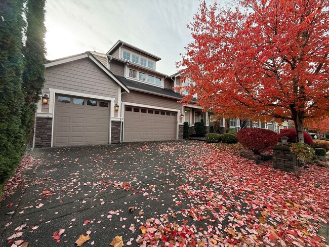 Building Photo - Stunning large 3 bedroom plus bonus rooms ...