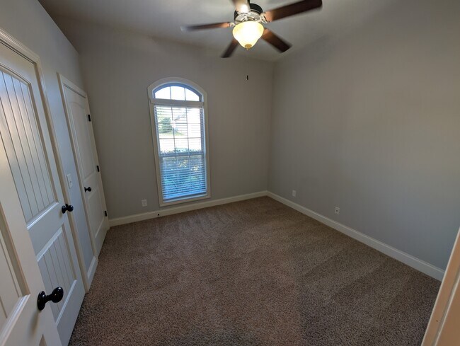 Building Photo - 903 Tanager Pl