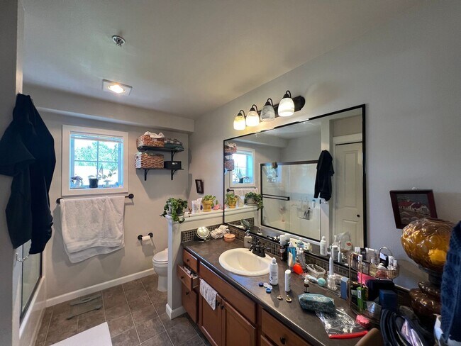 Building Photo - Spacious Studio Condo close to WWU