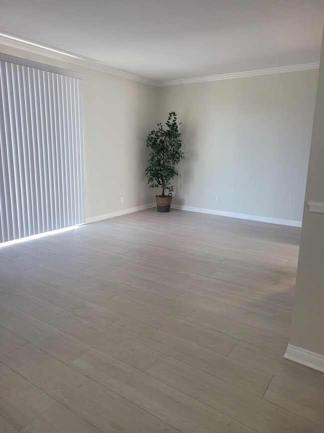 Building Photo - 1845 Holmby Townhome - MUST SEE!