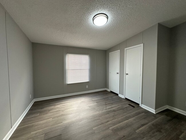 Building Photo - Country Living 3 Bedroom, 2 Bath Home in S...