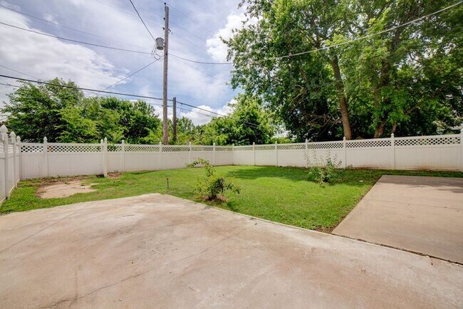 Building Photo - 2/1 Bright and Cheery Home Right Off Downtown!