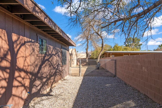 Building Photo - 4535 E Bellevue St