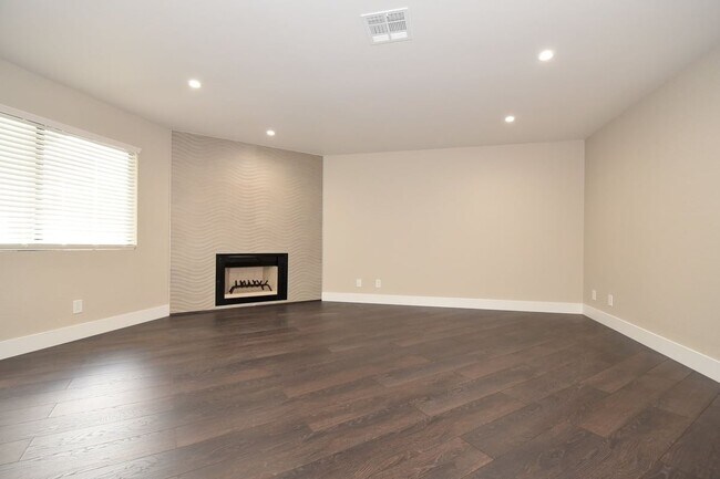 Building Photo - Stunning 2-Bedroom, 2-Bathroom Condo Located at The Lakes!