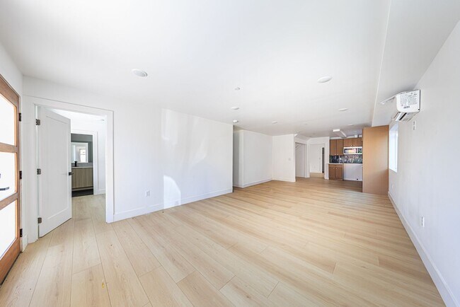 Building Photo - 1259 S Longwood Ave