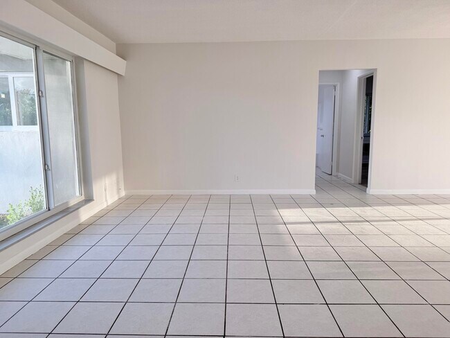 Building Photo - 231 NE 16th Ave