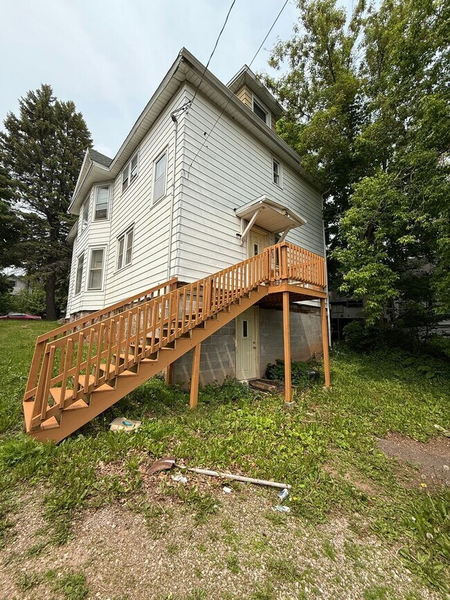 Building Photo - 1122 E 5th St