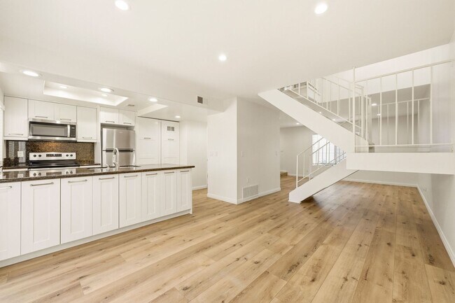 Building Photo - Remodeled 3bd/2.5bath steps from beaches, Racetrack, and Cedros Design district