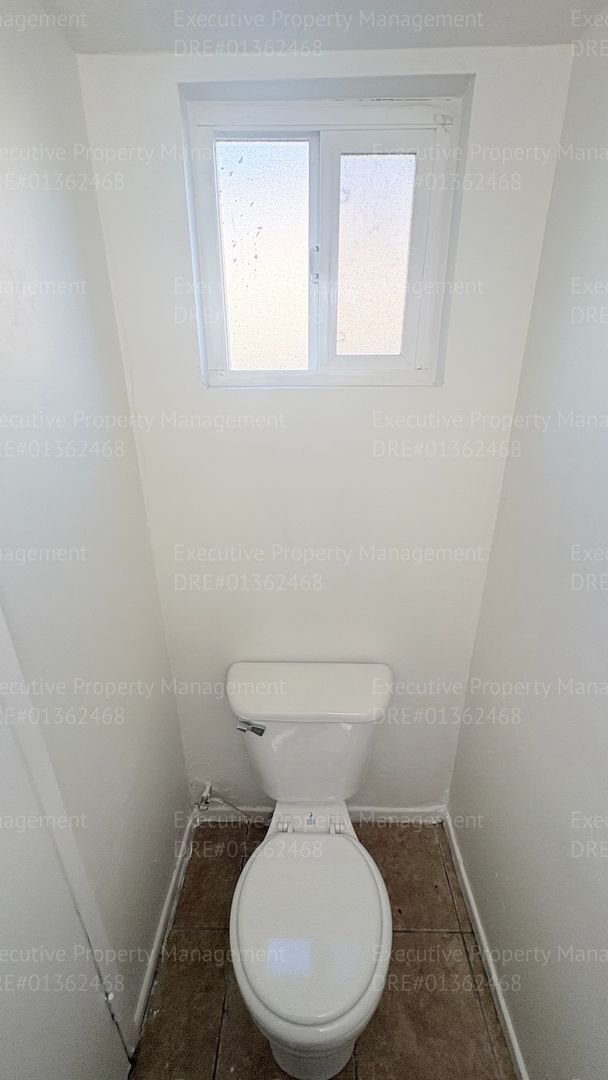 Building Photo - 2 bedroom 1.5 bathroom townhome near shopping centers and hospital! Located in the 93305 zip code...