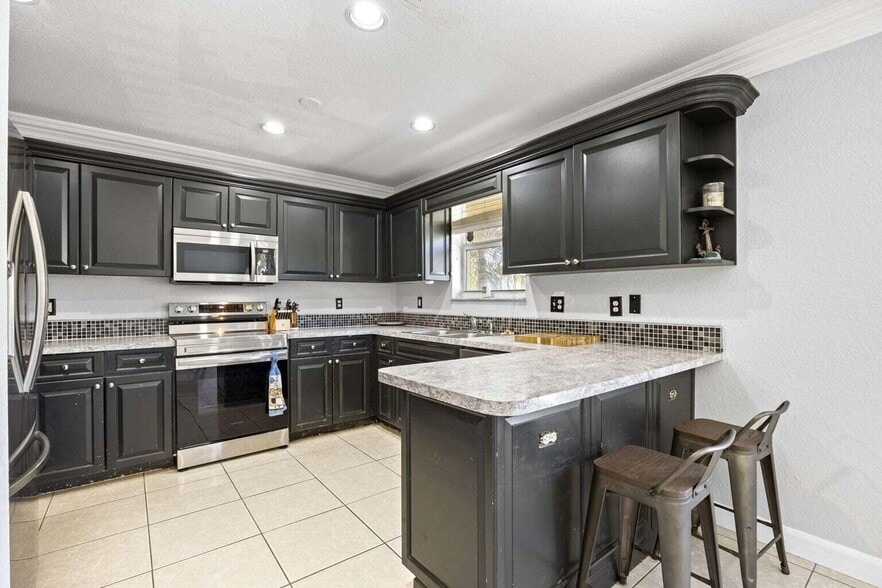 Building Photo - 1651 Suwanee Dr