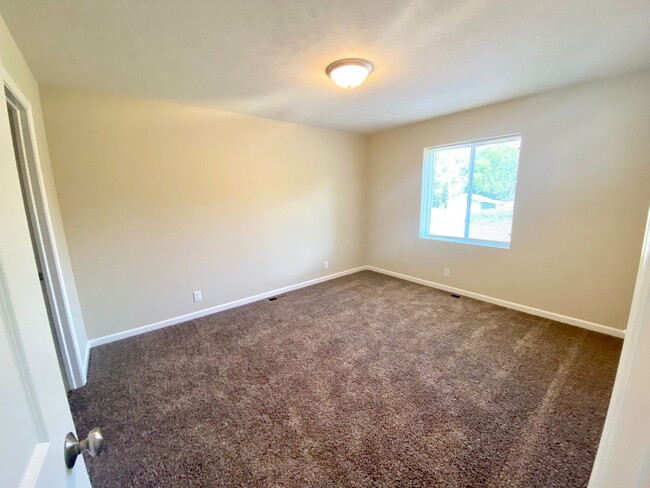 Building Photo - Newly Built 4 Bedroom and 3 Bathroom Duple...