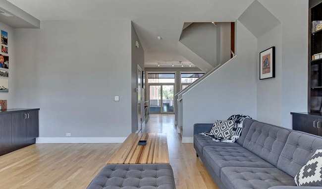 Building Photo - Luxury Downtown Condo!!