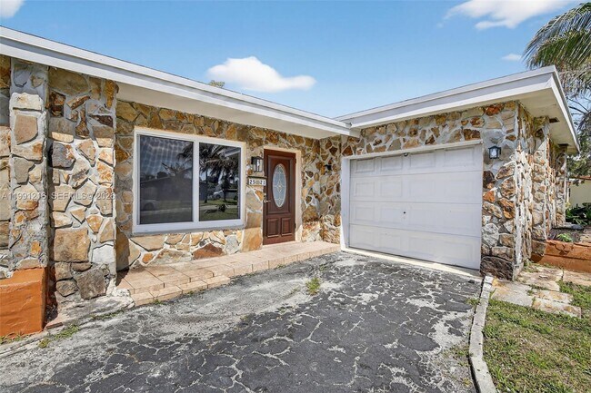 Building Photo - 2521 NW 72nd Ave