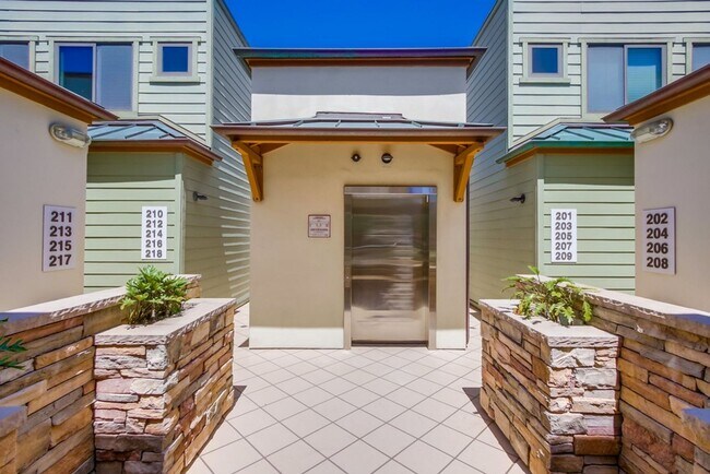 Building Photo - Steps From The Beach w/ All Utilities Included Available Jan - May 2025