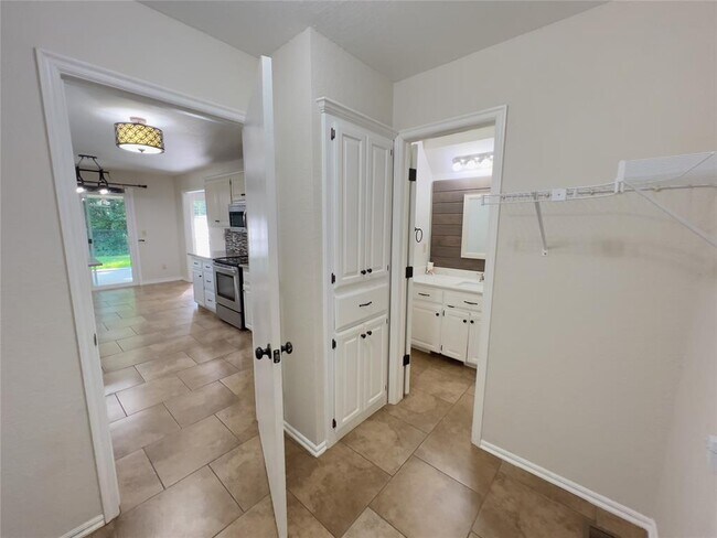 Building Photo - 11800 Kingsridge Terrace