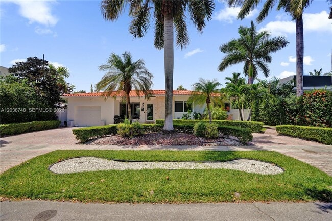 Building Photo - 2025 Alamanda Dr