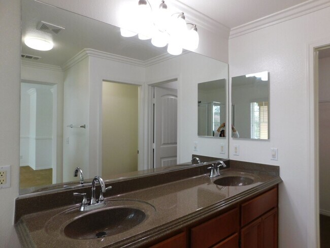 Building Photo - Beautiful 4 bed, 2.5 bath unit in Orange.