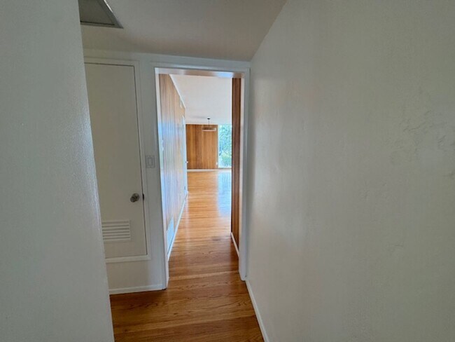 Building Photo - Charming Meets Modern – Renovated 2 Bed / ...