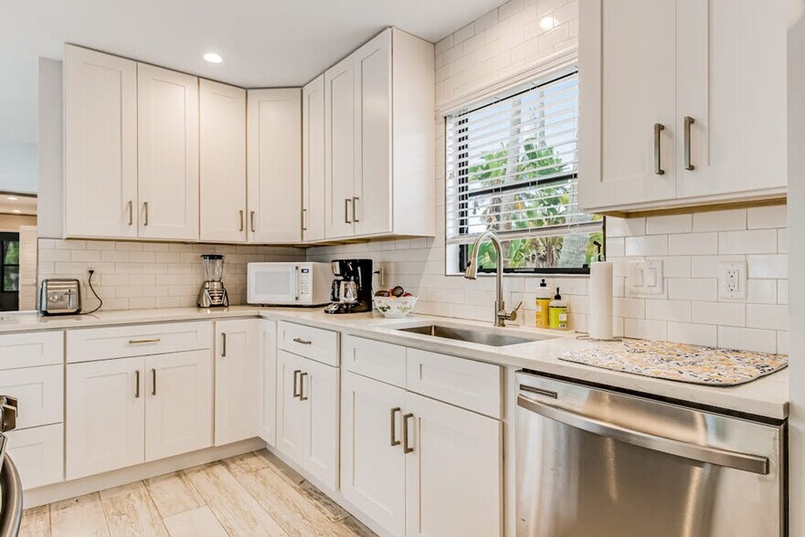 Building Photo - 6997 Longboat Dr S
