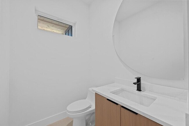Building Photo - 1409 Valleyridge Dr