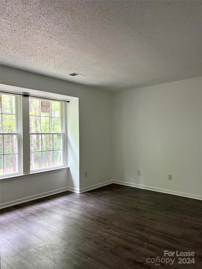 Building Photo - 1600 Arlyn Cir