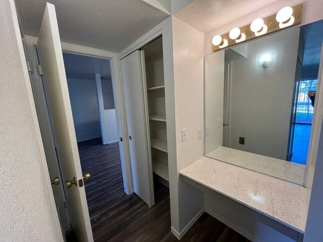 Building Photo - CONDOMINUM - OAK CREEK ESTADOS-VILLAGE OF OAK CREEK