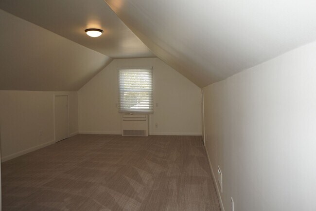 Building Photo - SE Portland 3-bedroom remodeled Bungalow
