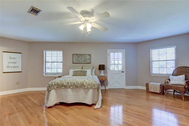 Building Photo - 5828 Oakhurst Dr