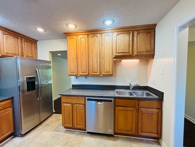 Building Photo - 3 Bedroom 1 full and 2 half bath Townhouse