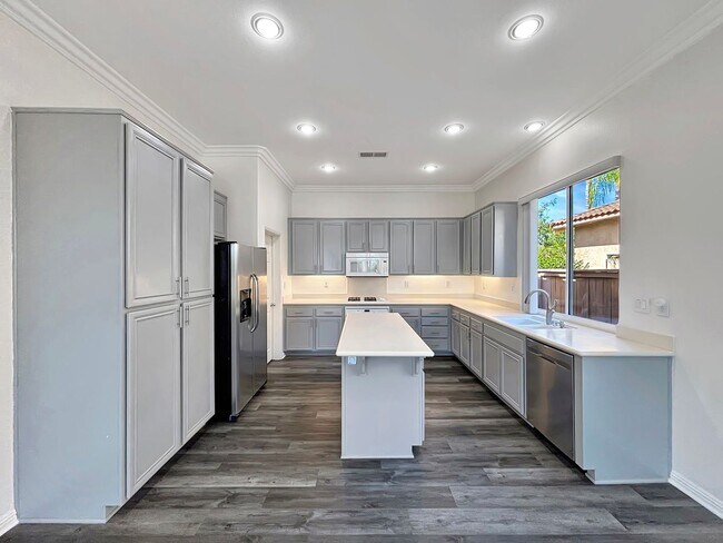 Building Photo - Beautiful 5BD/3BA House in Otay Ranch W/ W...