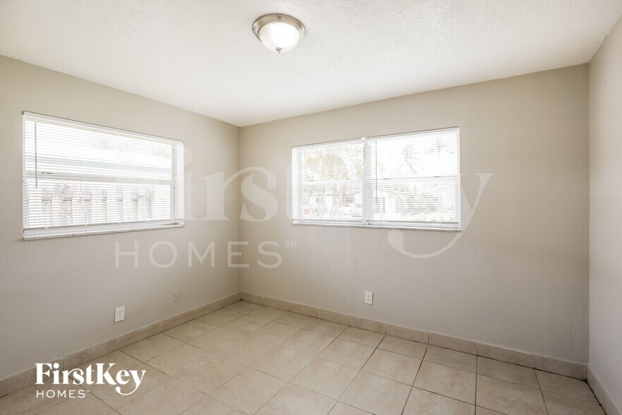 Building Photo - 3333 NW 32nd Ct