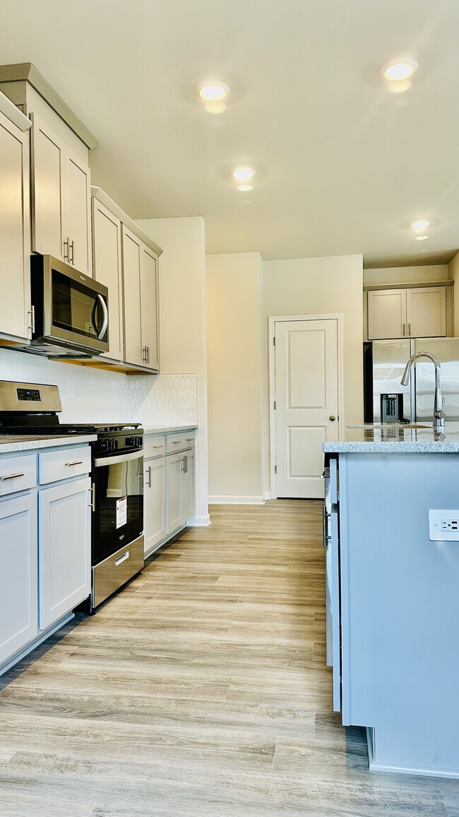 Building Photo - 690 Gabby Pt SW