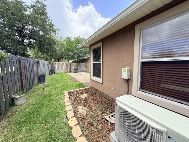 Building Photo - Samara Lakes Home with Fenced Yard