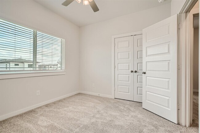 Building Photo - 33115 Oak Hts Pl