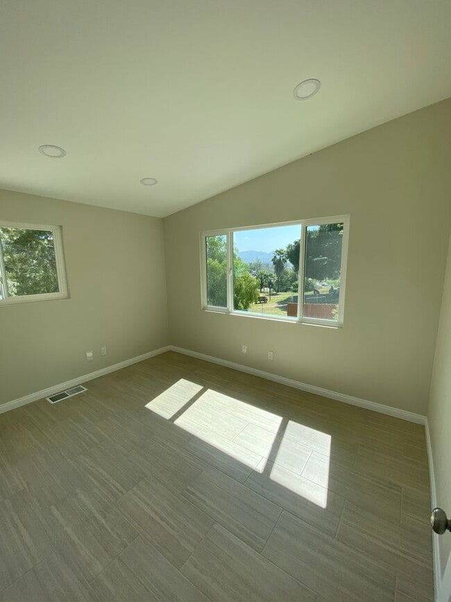 Building Photo - 3 Bed-2 Bath Single Story Home Lakeside with RV parking