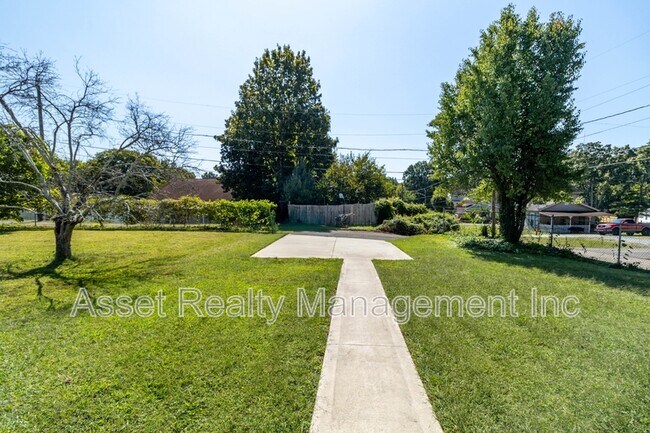 Building Photo - 524 Midlake Dr NE