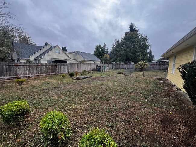 Building Photo - 3-Bedroom 1-Bathroom home in Eugene