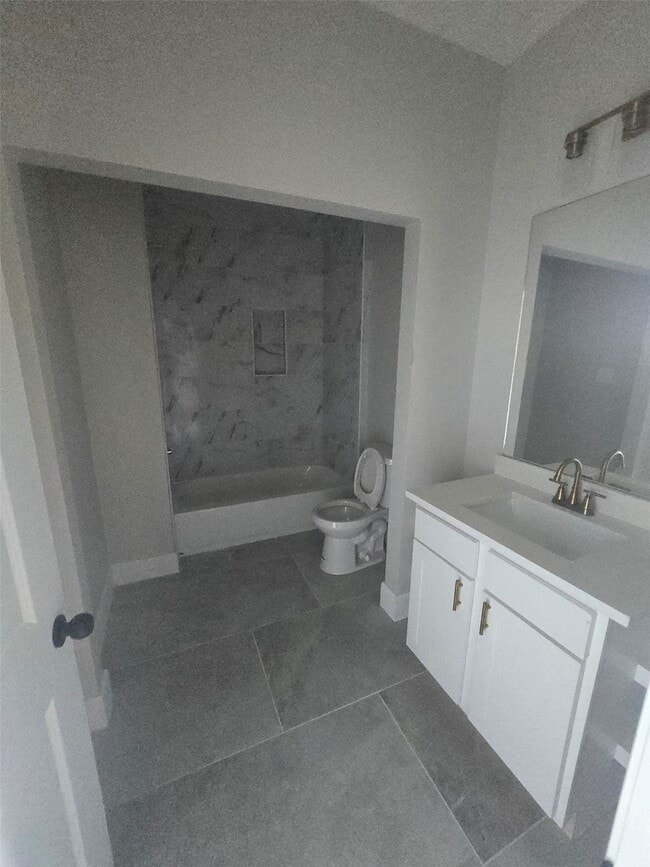 Building Photo - 2207 Des Chaumes St