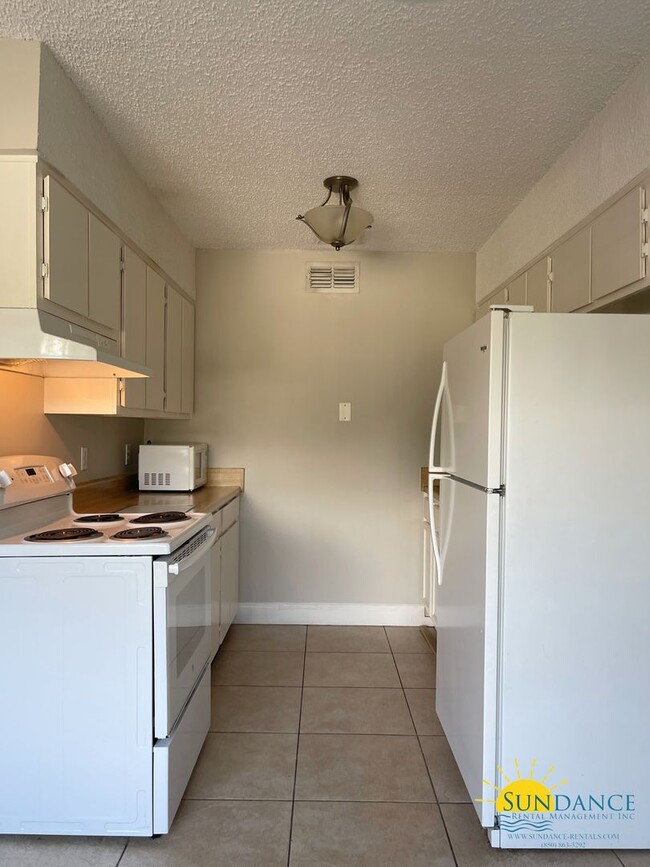 Building Photo - Nice 2 Bedroom at Pier One with Washer/Dry...