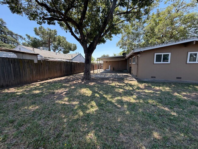 Building Photo - Adorable 3 bedroom 2 bath bungalow in Rosemont